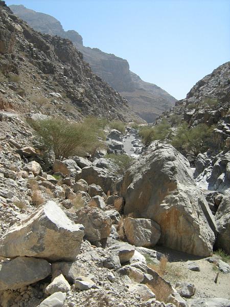 d2_puin in wadi.JPG - Overzicht van de wadi.